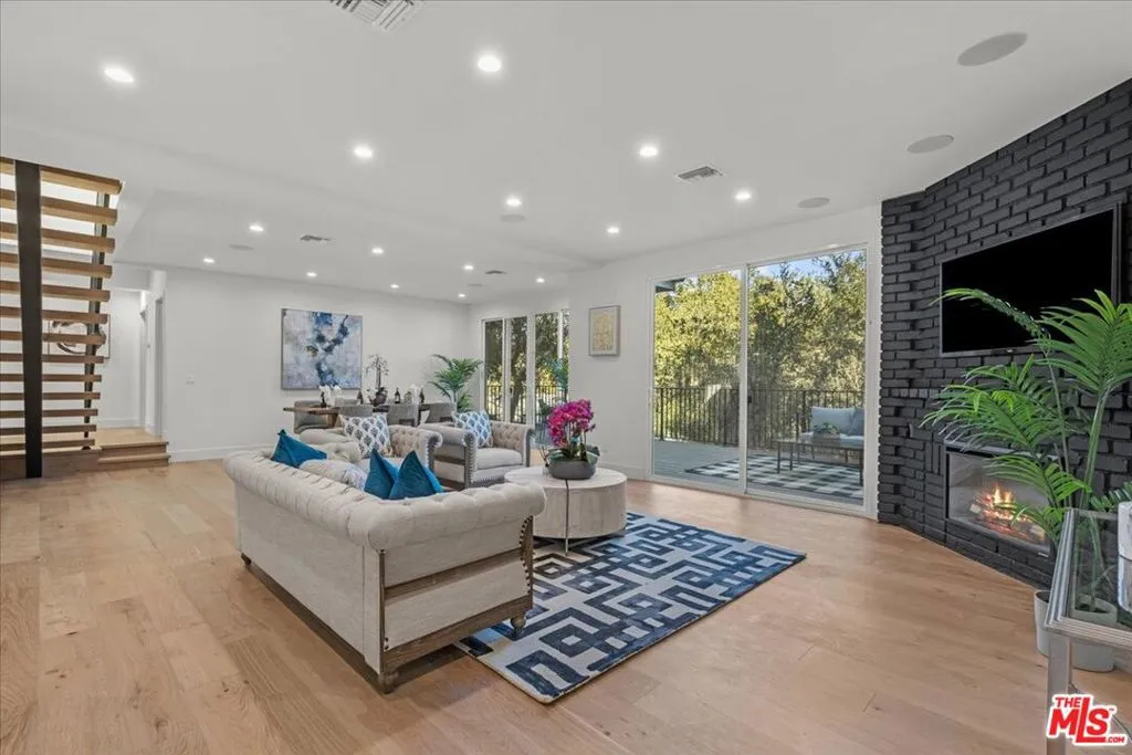 Woodland Hills, California 91364, United States, 4 Bedrooms Bedrooms, ,4 BathroomsBathrooms,Residential,Pending,15920