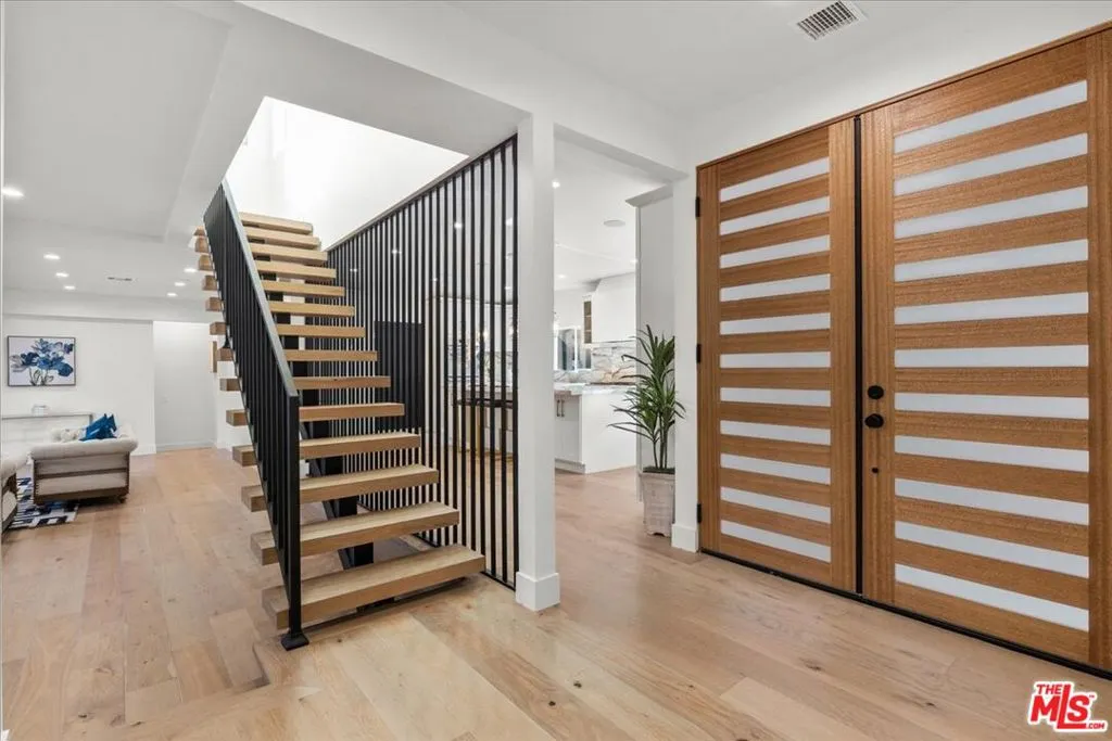 Woodland Hills, California 91364, United States, 4 Bedrooms Bedrooms, ,4 BathroomsBathrooms,Residential,Pending,15920