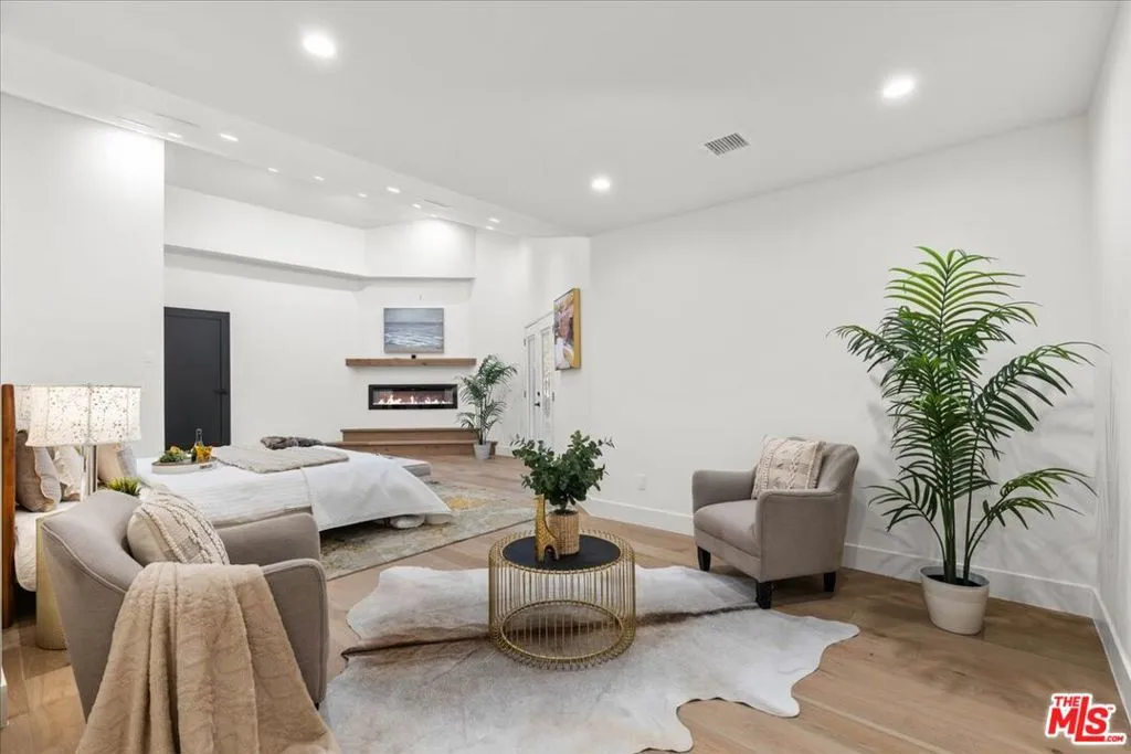 Woodland Hills, California 91364, United States, 4 Bedrooms Bedrooms, ,4 BathroomsBathrooms,Residential,Pending,15920