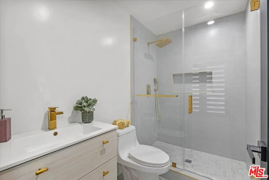 Woodland Hills, California 91364, United States, 4 Bedrooms Bedrooms, ,4 BathroomsBathrooms,Residential,Pending,15920