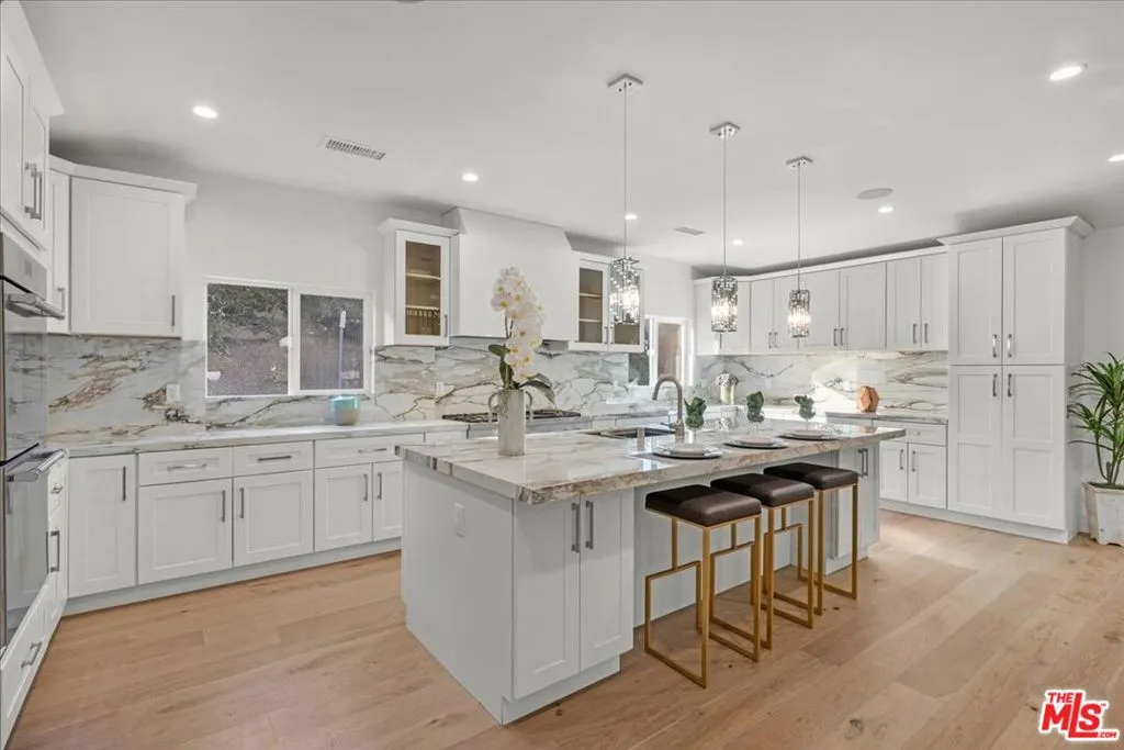 Woodland Hills, California 91364, United States, 4 Bedrooms Bedrooms, ,4 BathroomsBathrooms,Residential,Pending,15920