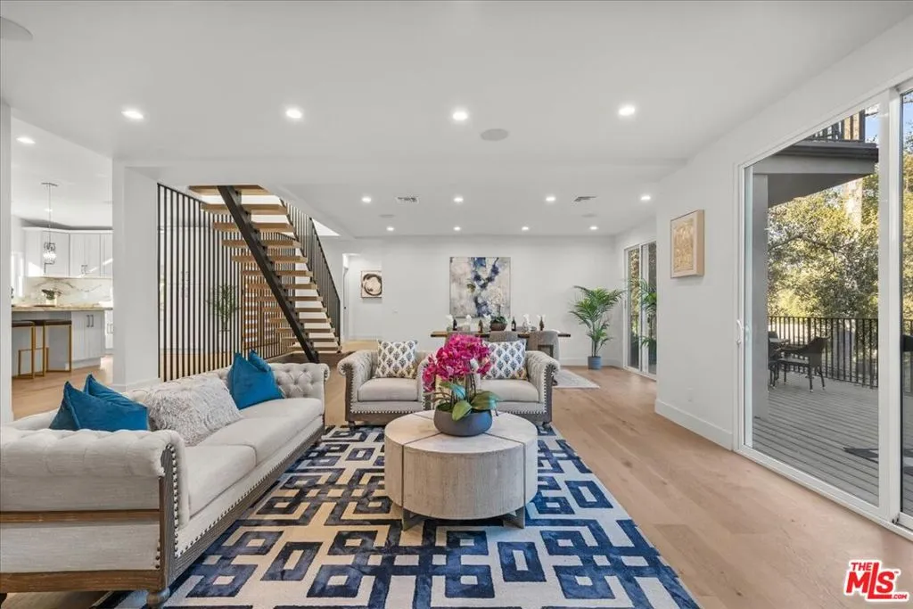 Woodland Hills, California 91364, United States, 4 Bedrooms Bedrooms, ,4 BathroomsBathrooms,Residential,Pending,15920