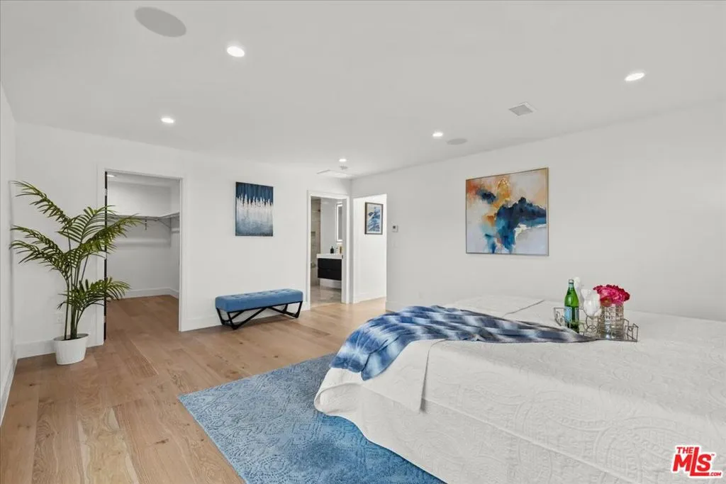 Woodland Hills, California 91364, United States, 4 Bedrooms Bedrooms, ,4 BathroomsBathrooms,Residential,Pending,15920