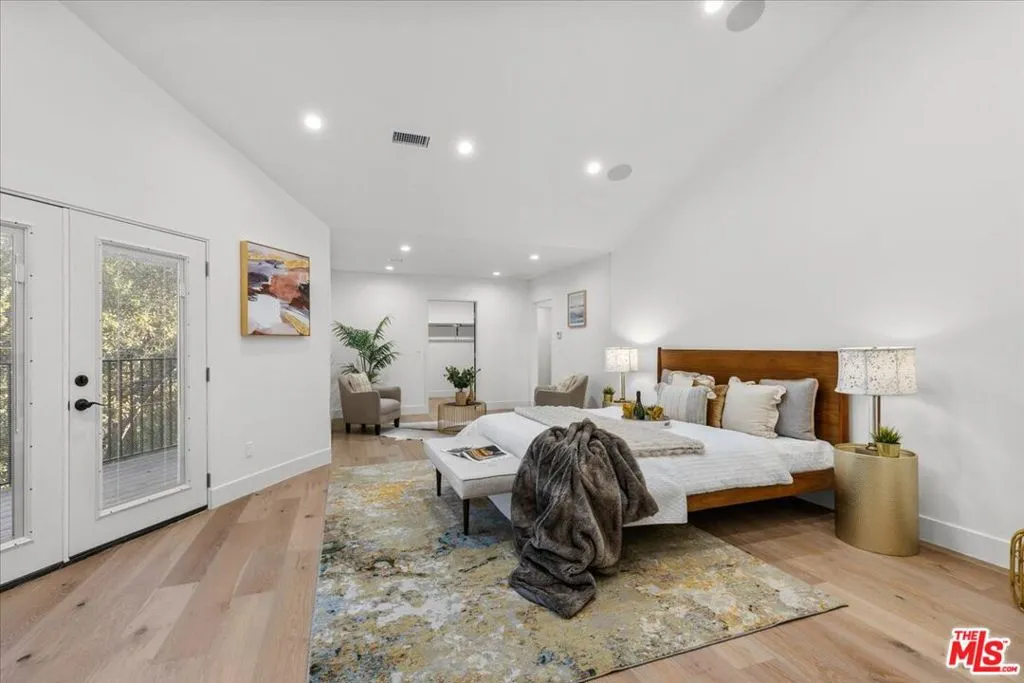 Woodland Hills, California 91364, United States, 4 Bedrooms Bedrooms, ,4 BathroomsBathrooms,Residential,Pending,15920