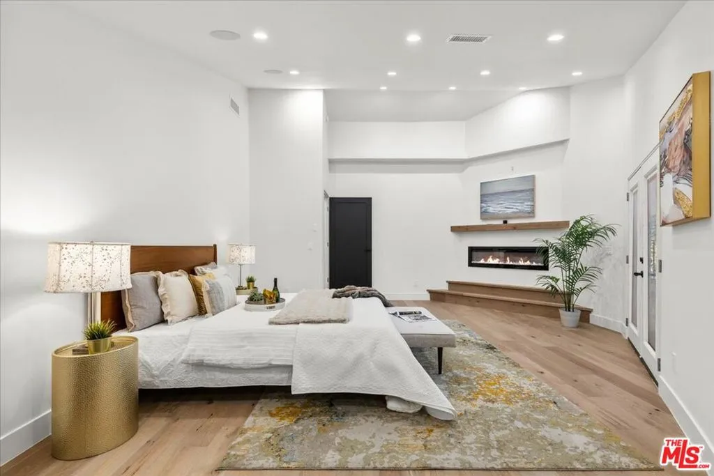 Woodland Hills, California 91364, United States, 4 Bedrooms Bedrooms, ,4 BathroomsBathrooms,Residential,Pending,15920