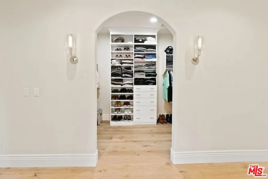 Calabasas, California 91302, United States, 6 Bedrooms Bedrooms, ,9 BathroomsBathrooms,Residential,Active,105244