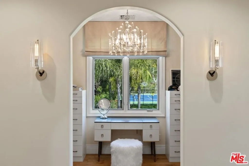 Calabasas, California 91302, United States, 6 Bedrooms Bedrooms, ,9 BathroomsBathrooms,Residential,Active,105244