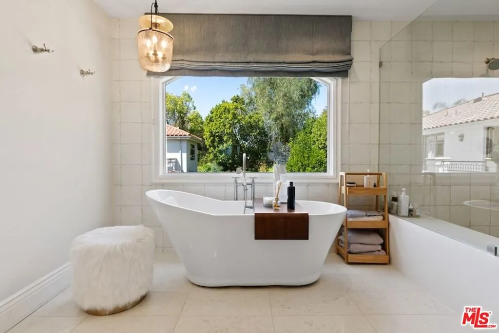 Calabasas, California 91302, United States, 6 Bedrooms Bedrooms, ,9 BathroomsBathrooms,Residential,Active,105244