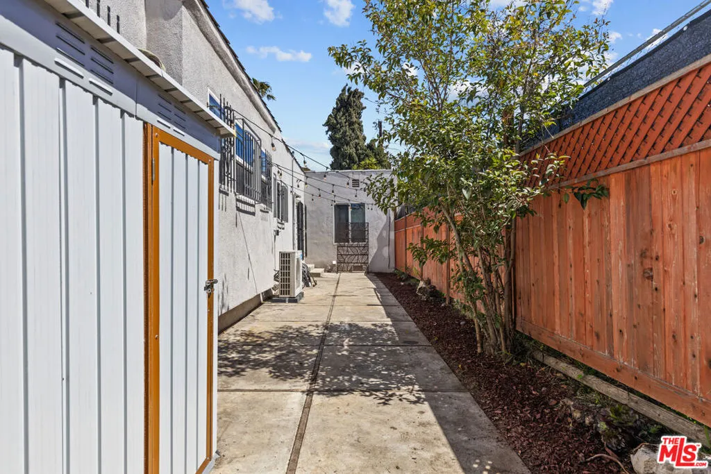 Los Angeles, California 90046, United States, 1 Bedroom Bedrooms, ,1 BathroomBathrooms,Residential,Active,101211