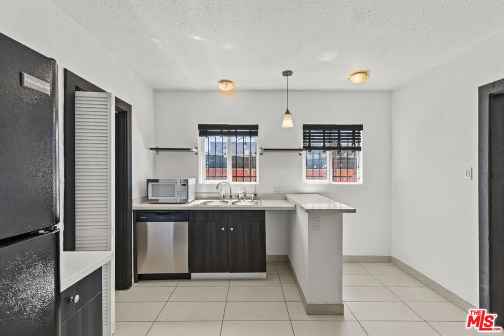 Los Angeles, California 90046, United States, 1 Bedroom Bedrooms, ,1 BathroomBathrooms,Residential,Active,101211