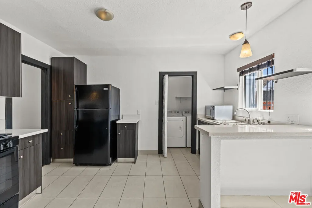 Los Angeles, California 90046, United States, 1 Bedroom Bedrooms, ,1 BathroomBathrooms,Residential,Active,101211