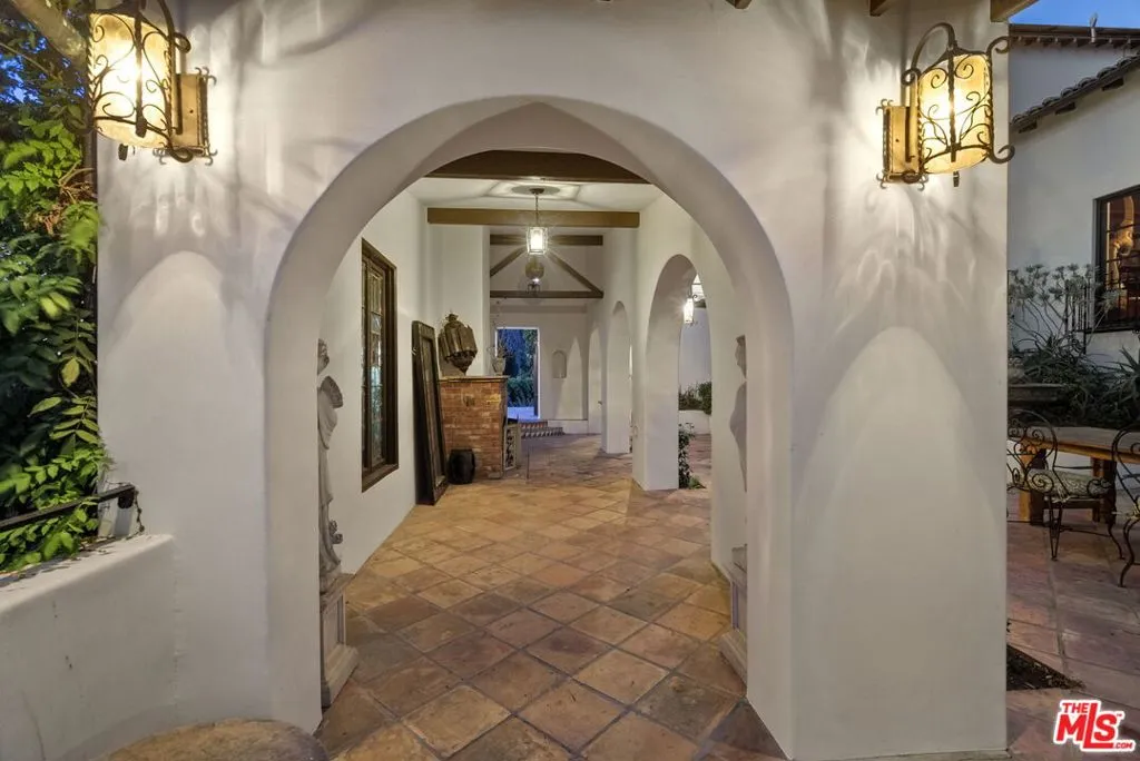 Los Angeles, California 90068, United States, 6 Bedrooms Bedrooms, ,5 BathroomsBathrooms,Residential,Active,15106