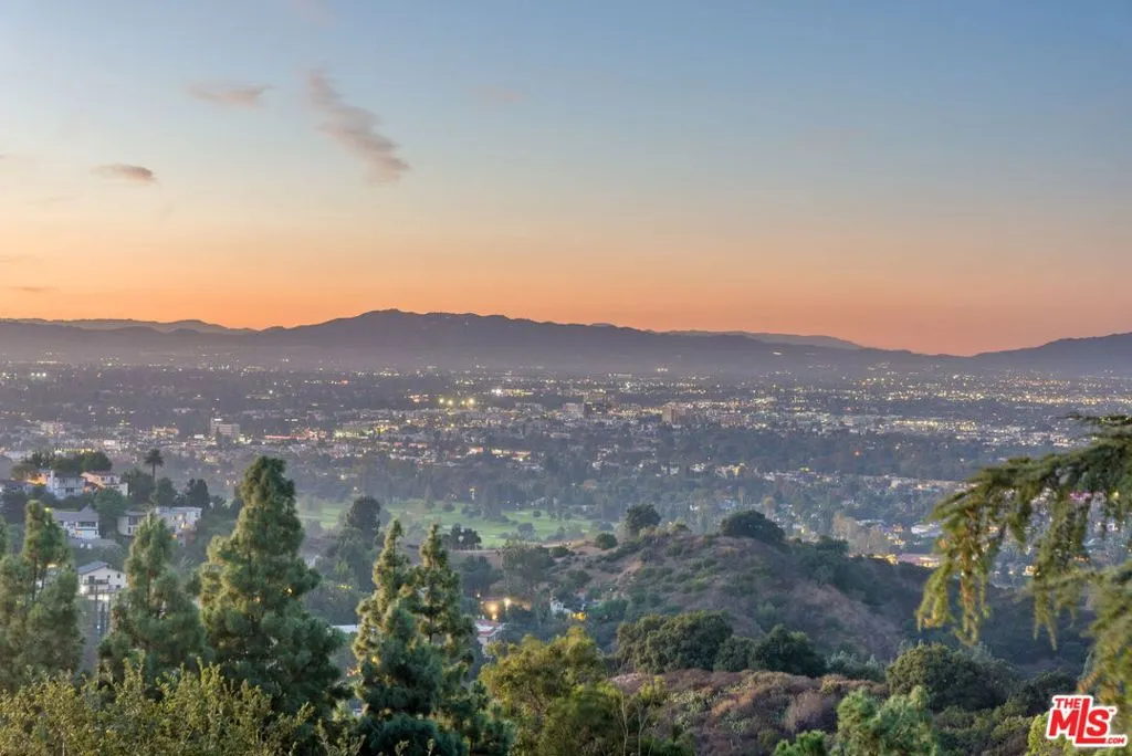 Los Angeles, California 90068, United States, 6 Bedrooms Bedrooms, ,5 BathroomsBathrooms,Residential,Active,15106