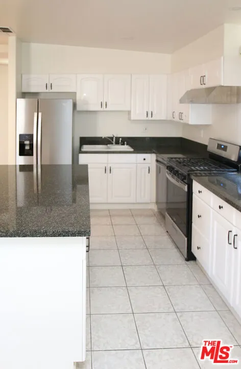 North Hollywood, California 91606, United States, 2 Bedrooms Bedrooms, ,1 BathroomBathrooms,Residential,Active,98093