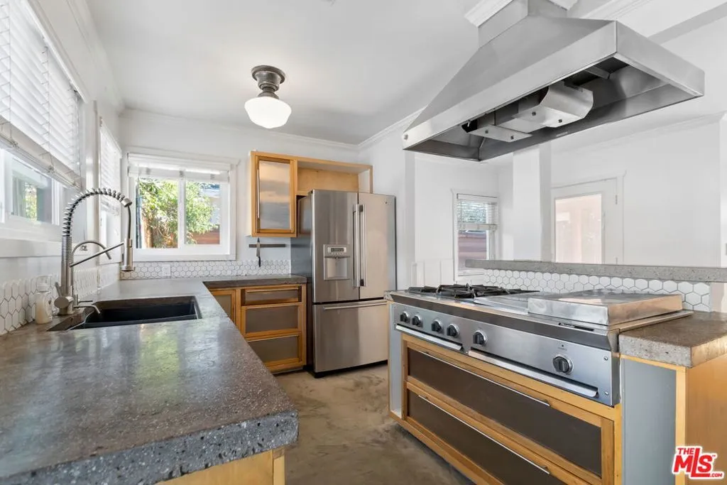 Culver City, California 90230, United States, 2 Bedrooms Bedrooms, ,1 BathroomBathrooms,Residential,Active,23217