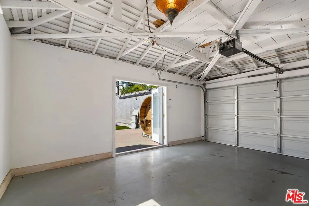 Culver City, California 90230, United States, 2 Bedrooms Bedrooms, ,1 BathroomBathrooms,Residential,Active,23217