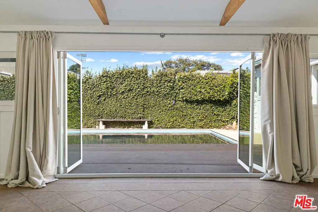 Culver City, California 90230, United States, 2 Bedrooms Bedrooms, ,1 BathroomBathrooms,Residential,Active,23217