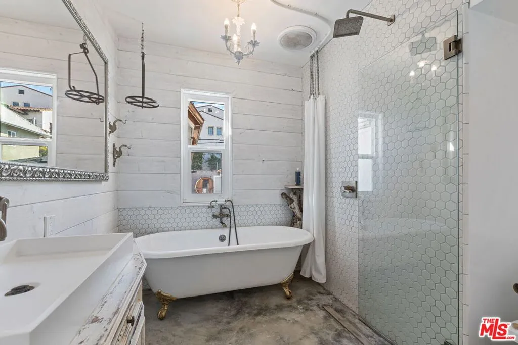 Culver City, California 90230, United States, 2 Bedrooms Bedrooms, ,1 BathroomBathrooms,Residential,Active,23217