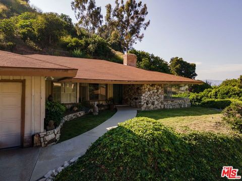 Single Family Residence in Los Angeles CA 3947 Cloverdale Avenue.jpg