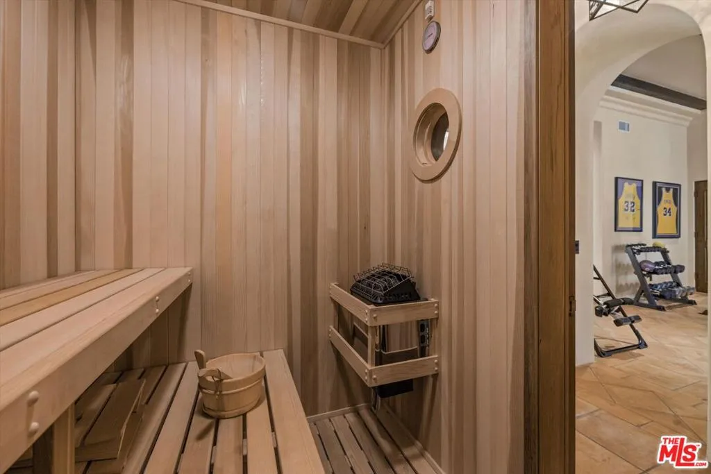 Ojai, California 93023, United States, 5 Bedrooms Bedrooms, ,6 BathroomsBathrooms,Residential,Active,71141