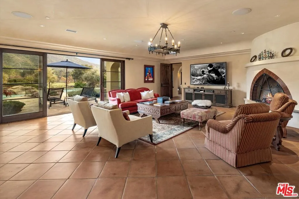 Ojai, California 93023, United States, 5 Bedrooms Bedrooms, ,6 BathroomsBathrooms,Residential,Active,71141