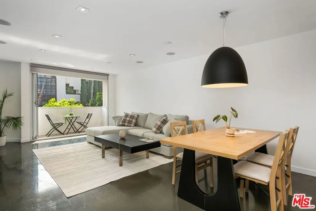 Los Angeles, California 90049, United States, 1 Bedroom Bedrooms, ,1 BathroomBathrooms,Residential,Pending,26830