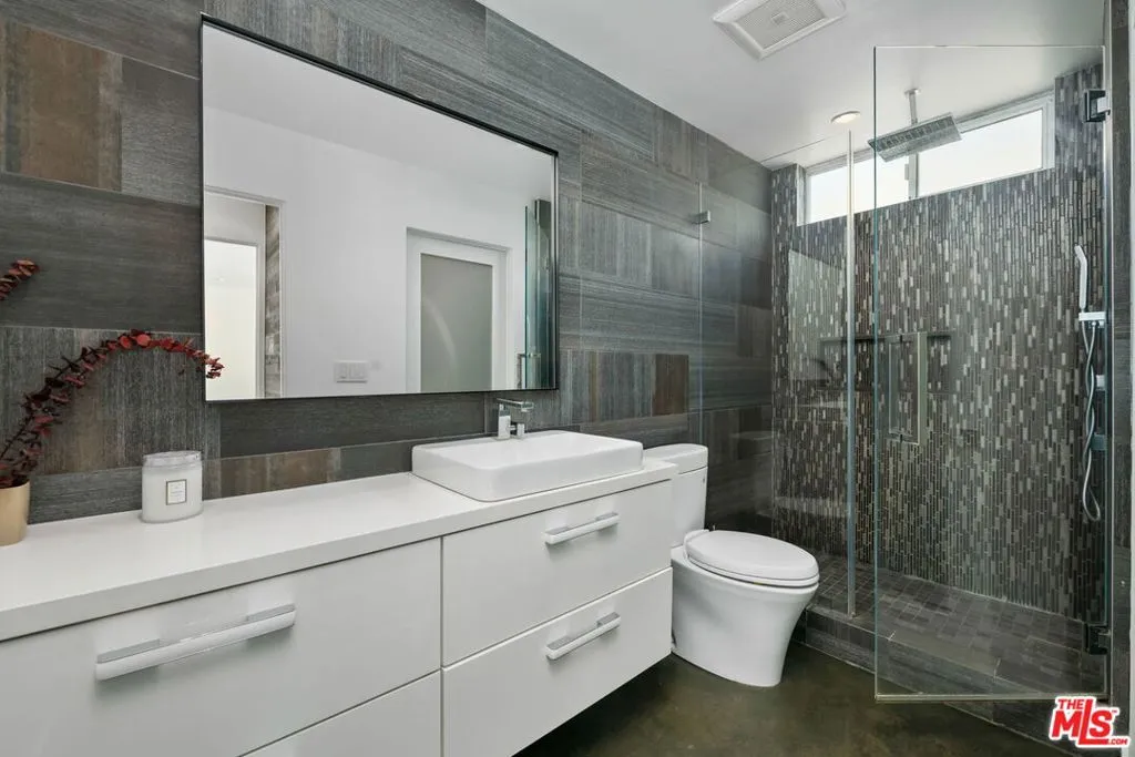 Los Angeles, California 90049, United States, 1 Bedroom Bedrooms, ,1 BathroomBathrooms,Residential,Pending,26830