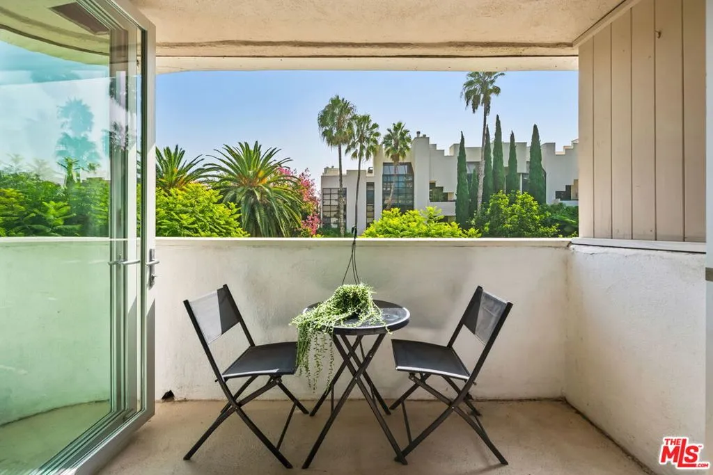 Los Angeles, California 90049, United States, 1 Bedroom Bedrooms, ,1 BathroomBathrooms,Residential,Pending,26830