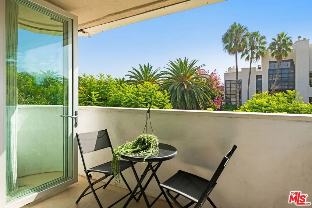 Los Angeles, California 90049, United States, 1 Bedroom Bedrooms, ,1 BathroomBathrooms,Residential,Pending,26830