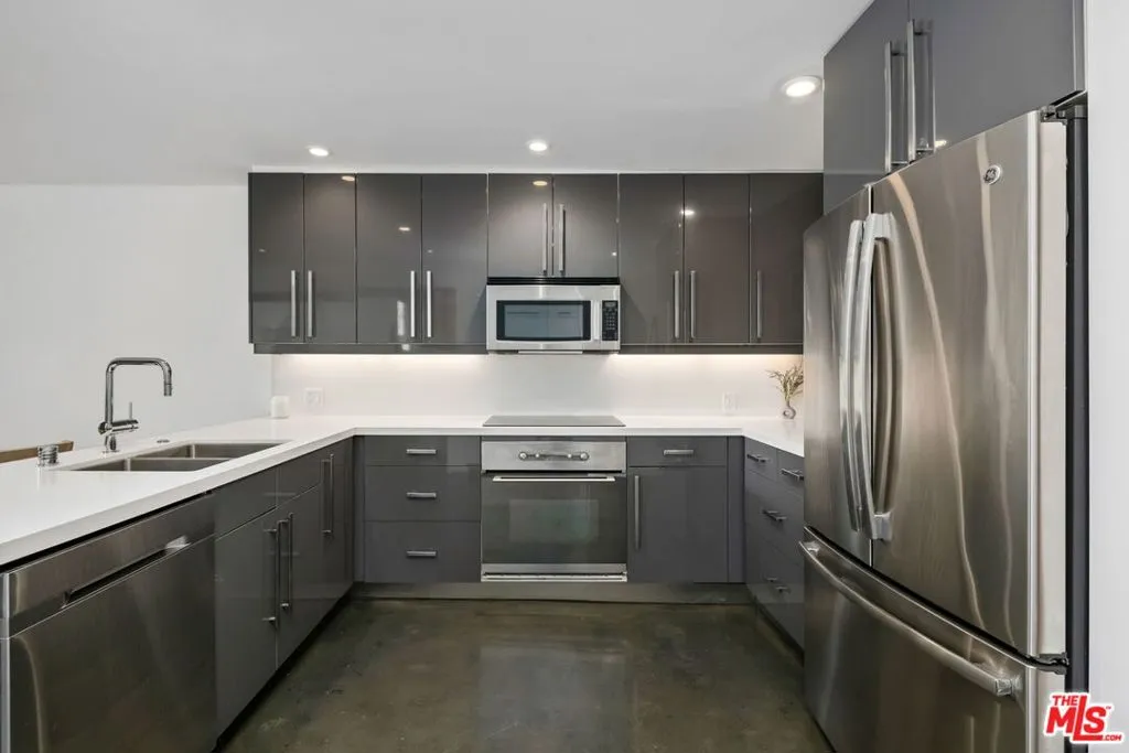 Los Angeles, California 90049, United States, 1 Bedroom Bedrooms, ,1 BathroomBathrooms,Residential,Pending,26830