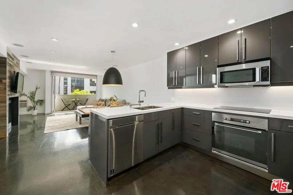 Los Angeles, California 90049, United States, 1 Bedroom Bedrooms, ,1 BathroomBathrooms,Residential,Pending,26830