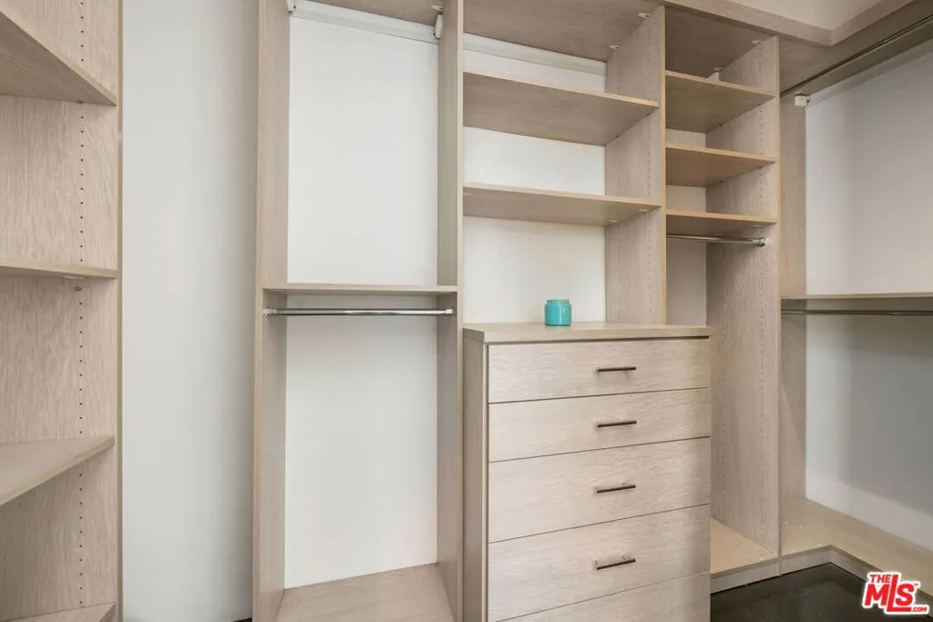 Los Angeles, California 90049, United States, 1 Bedroom Bedrooms, ,1 BathroomBathrooms,Residential,Pending,26830