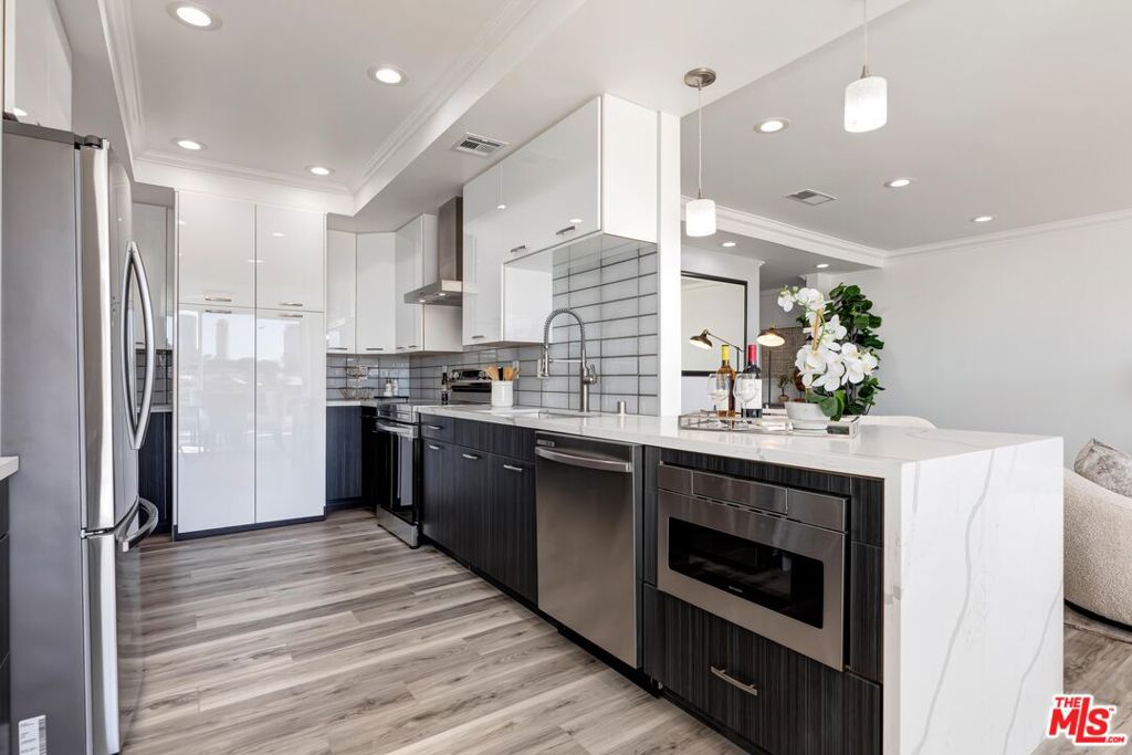 450 S Maple Drive 404