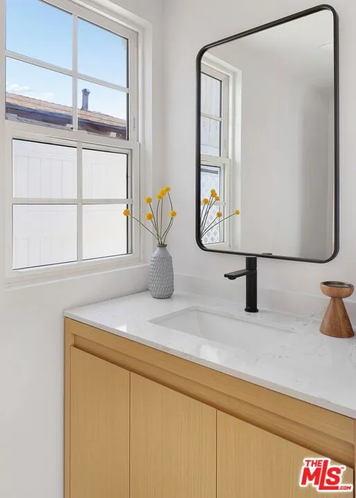 Burbank, California 91505, United States, 3 Bedrooms Bedrooms, ,3 BathroomsBathrooms,Residential,Active,90424