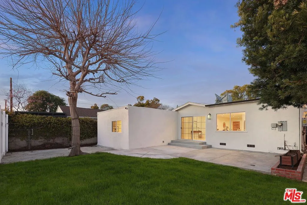 Burbank, California 91505, United States, 3 Bedrooms Bedrooms, ,3 BathroomsBathrooms,Residential,Active,90424