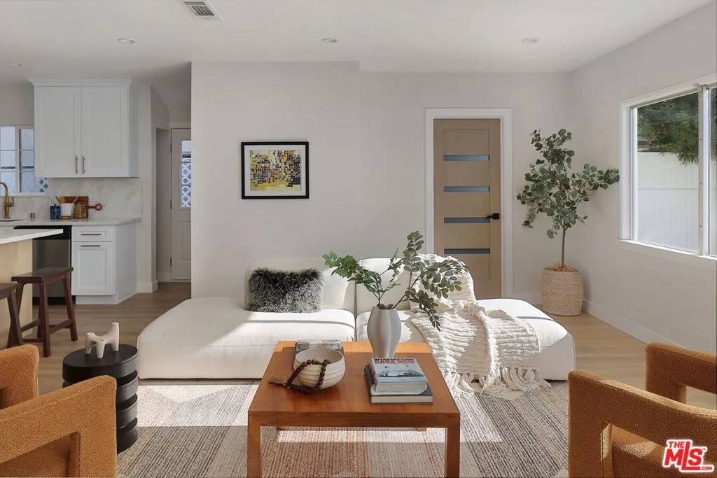 Burbank, California 91505, United States, 3 Bedrooms Bedrooms, ,3 BathroomsBathrooms,Residential,Active,90424