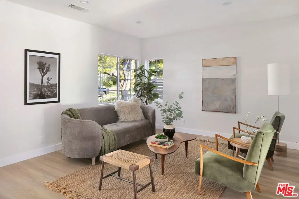 Burbank, California 91505, United States, 3 Bedrooms Bedrooms, ,3 BathroomsBathrooms,Residential,Active,90424