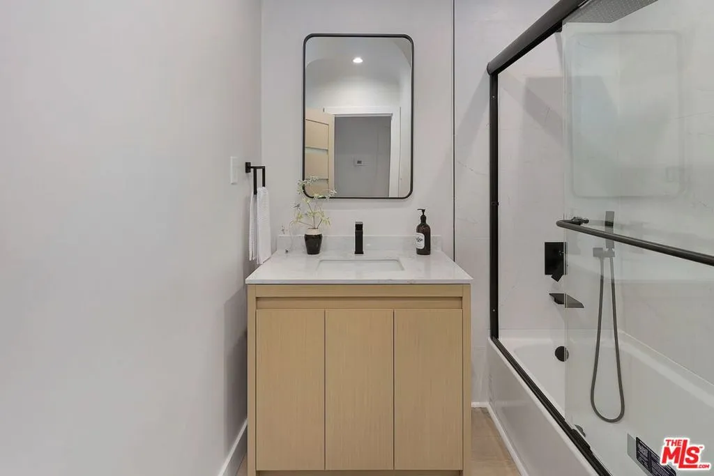 Burbank, California 91505, United States, 3 Bedrooms Bedrooms, ,3 BathroomsBathrooms,Residential,Active,90424