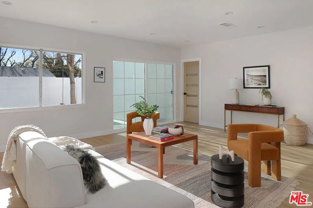 Burbank, California 91505, United States, 3 Bedrooms Bedrooms, ,3 BathroomsBathrooms,Residential,Active,90424