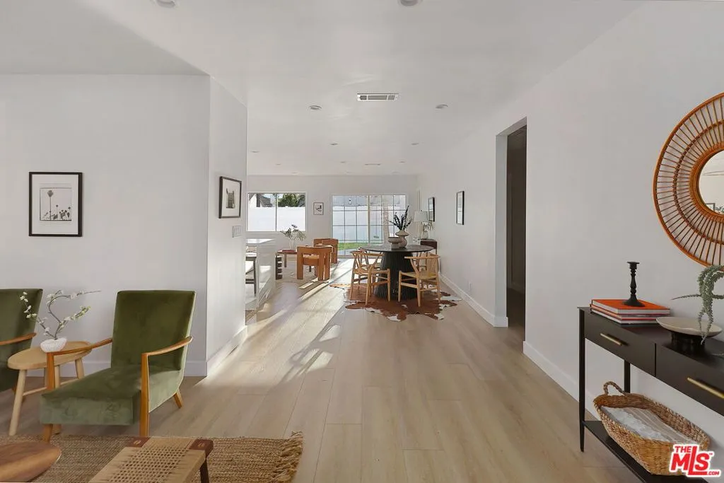 Burbank, California 91505, United States, 3 Bedrooms Bedrooms, ,3 BathroomsBathrooms,Residential,Active,90424