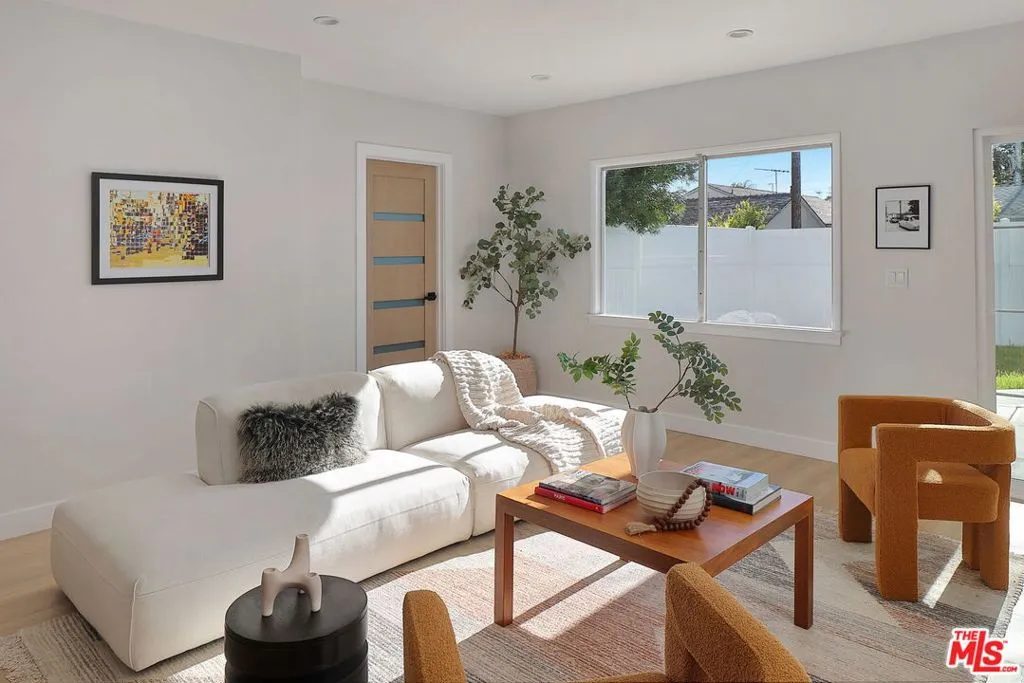 Burbank, California 91505, United States, 3 Bedrooms Bedrooms, ,3 BathroomsBathrooms,Residential,Active,90424