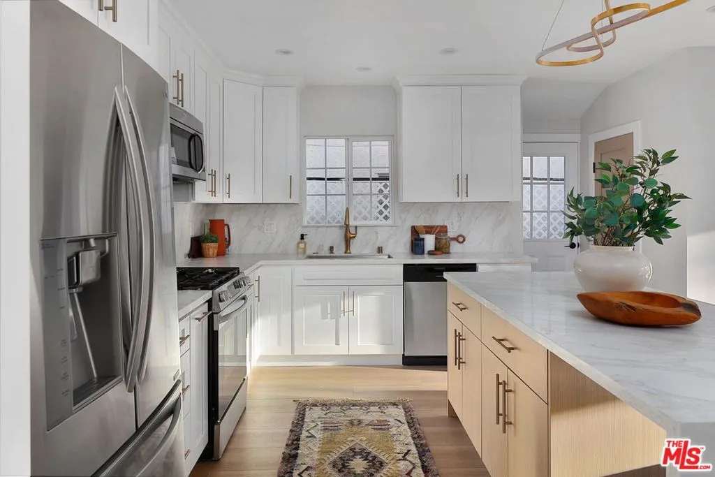 Burbank, California 91505, United States, 3 Bedrooms Bedrooms, ,3 BathroomsBathrooms,Residential,Active,90424