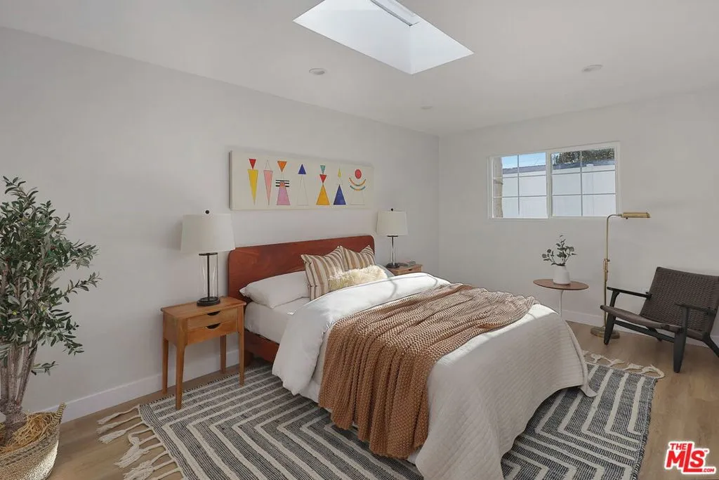 Burbank, California 91505, United States, 3 Bedrooms Bedrooms, ,3 BathroomsBathrooms,Residential,Active,90424