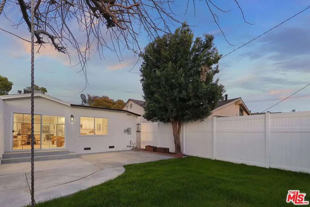 Burbank, California 91505, United States, 3 Bedrooms Bedrooms, ,3 BathroomsBathrooms,Residential,Active,90424