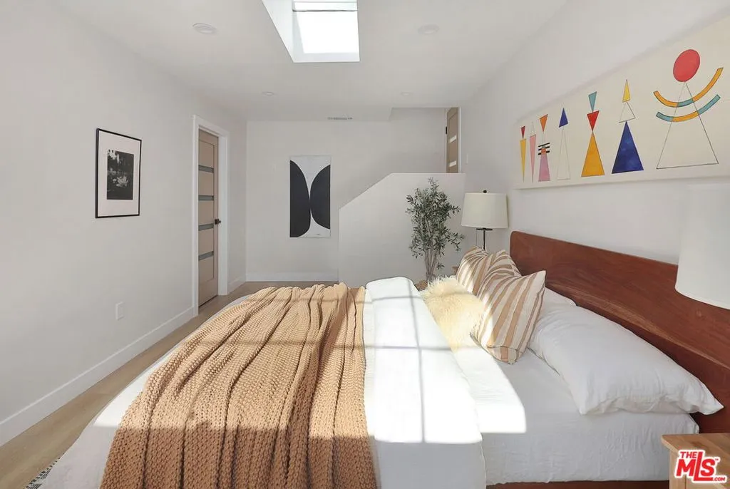 Burbank, California 91505, United States, 3 Bedrooms Bedrooms, ,3 BathroomsBathrooms,Residential,Active,90424