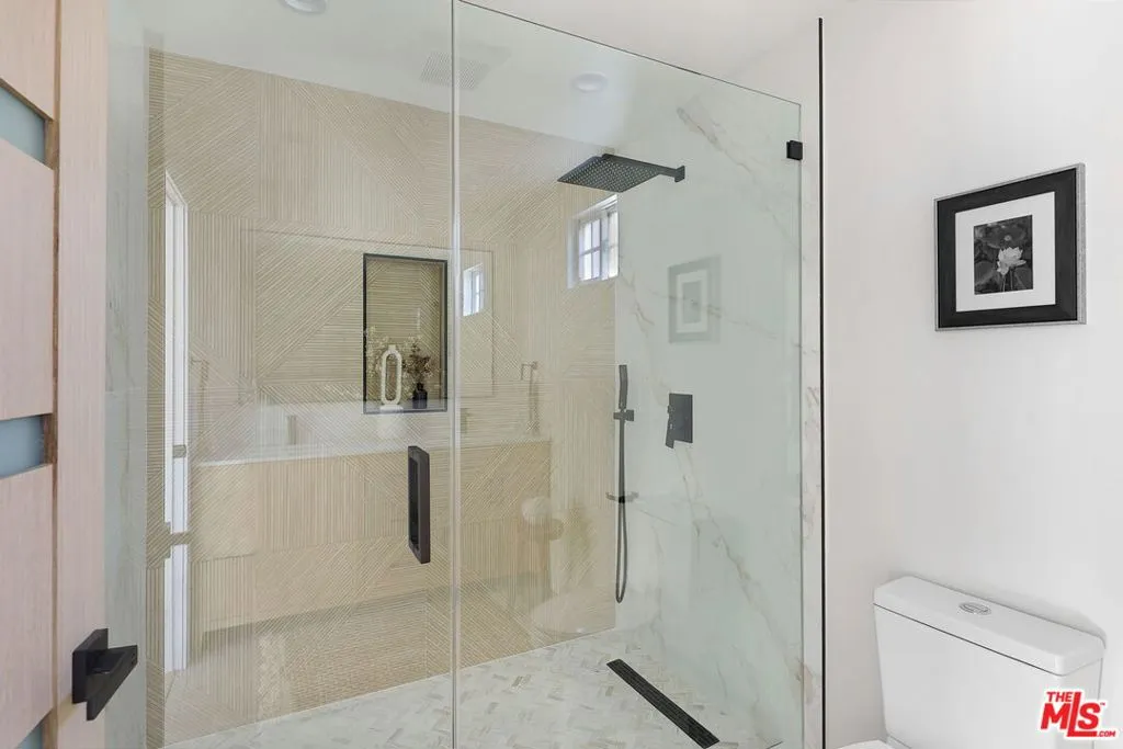 Burbank, California 91505, United States, 3 Bedrooms Bedrooms, ,3 BathroomsBathrooms,Residential,Active,90424