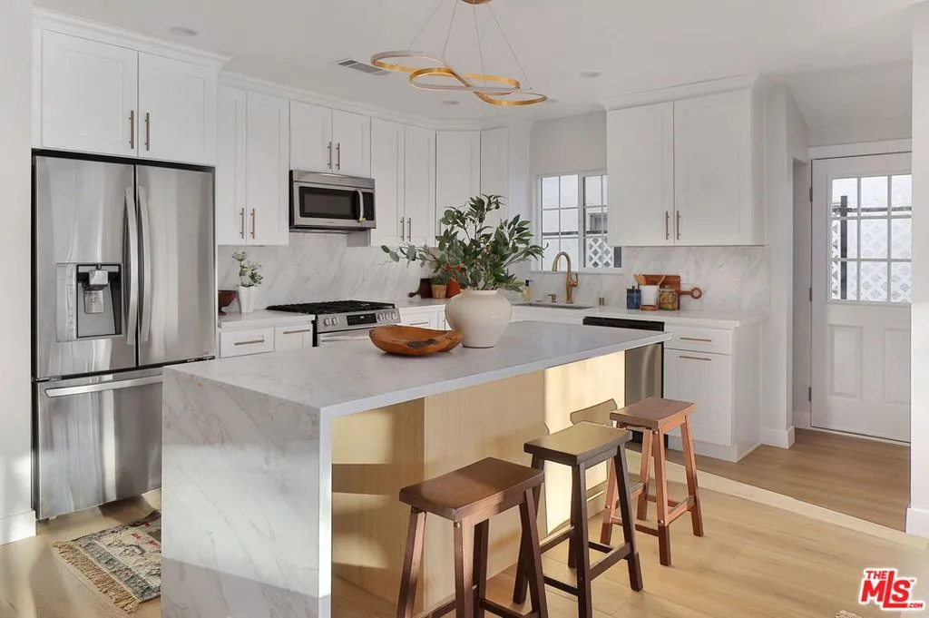 Burbank, California 91505, United States, 3 Bedrooms Bedrooms, ,3 BathroomsBathrooms,Residential,Active,90424