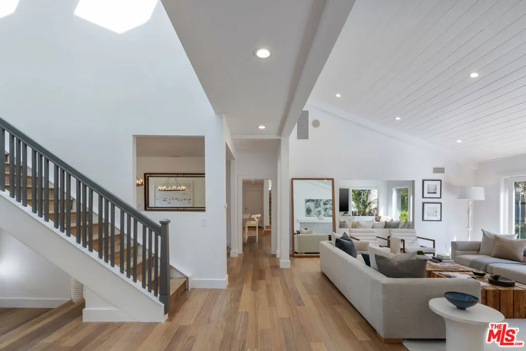 Santa Monica, California 90402, United States, 6 Bedrooms Bedrooms, ,4 BathroomsBathrooms,Residential,Active,3356