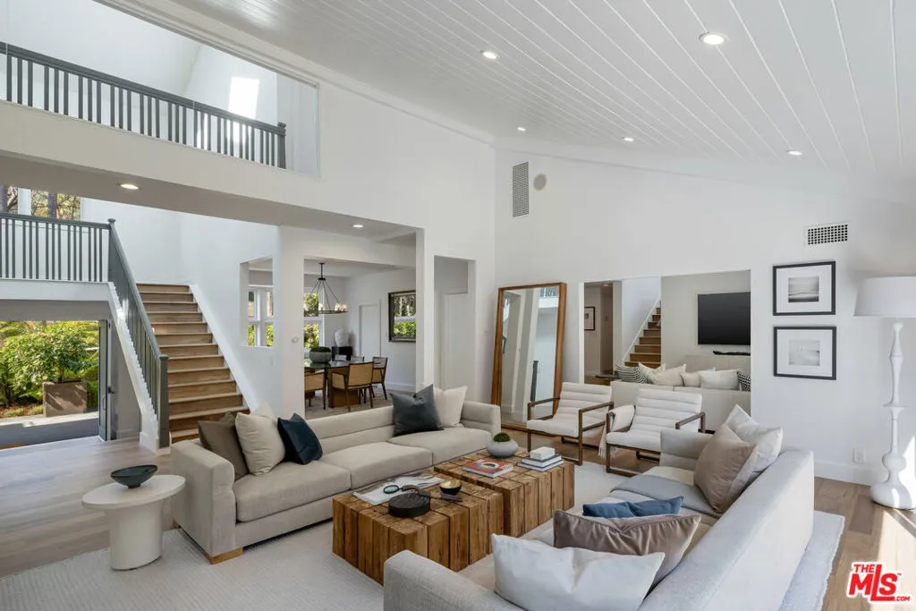 Santa Monica, California 90402, United States, 6 Bedrooms Bedrooms, ,4 BathroomsBathrooms,Residential,Active,3356