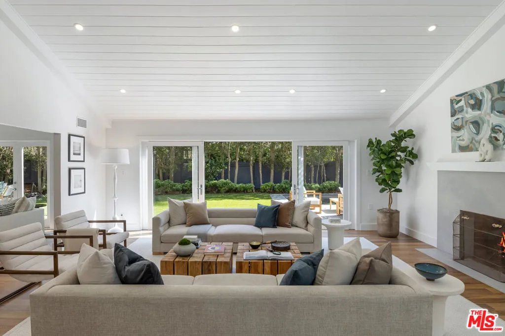 Santa Monica, California 90402, United States, 6 Bedrooms Bedrooms, ,4 BathroomsBathrooms,Residential,Active,3356